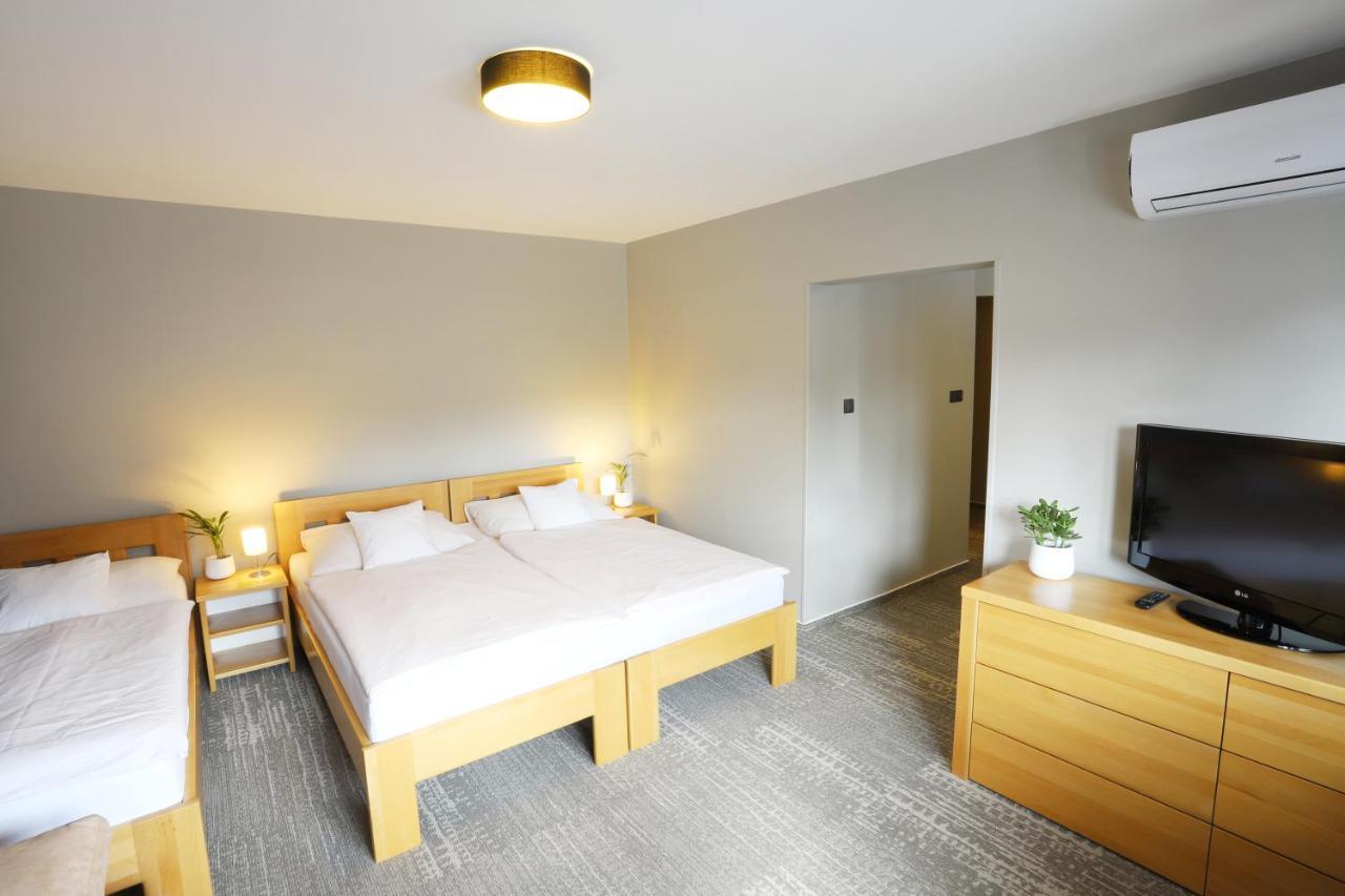 Apart Hotel Jablonec ยาโบลเนช นัด นิโซ ภายนอก รูปภาพ